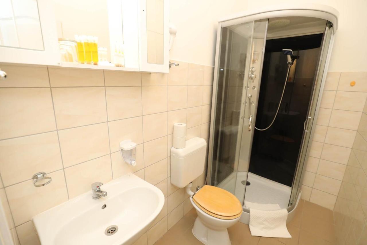 Hotel California Budapest Bagian luar foto