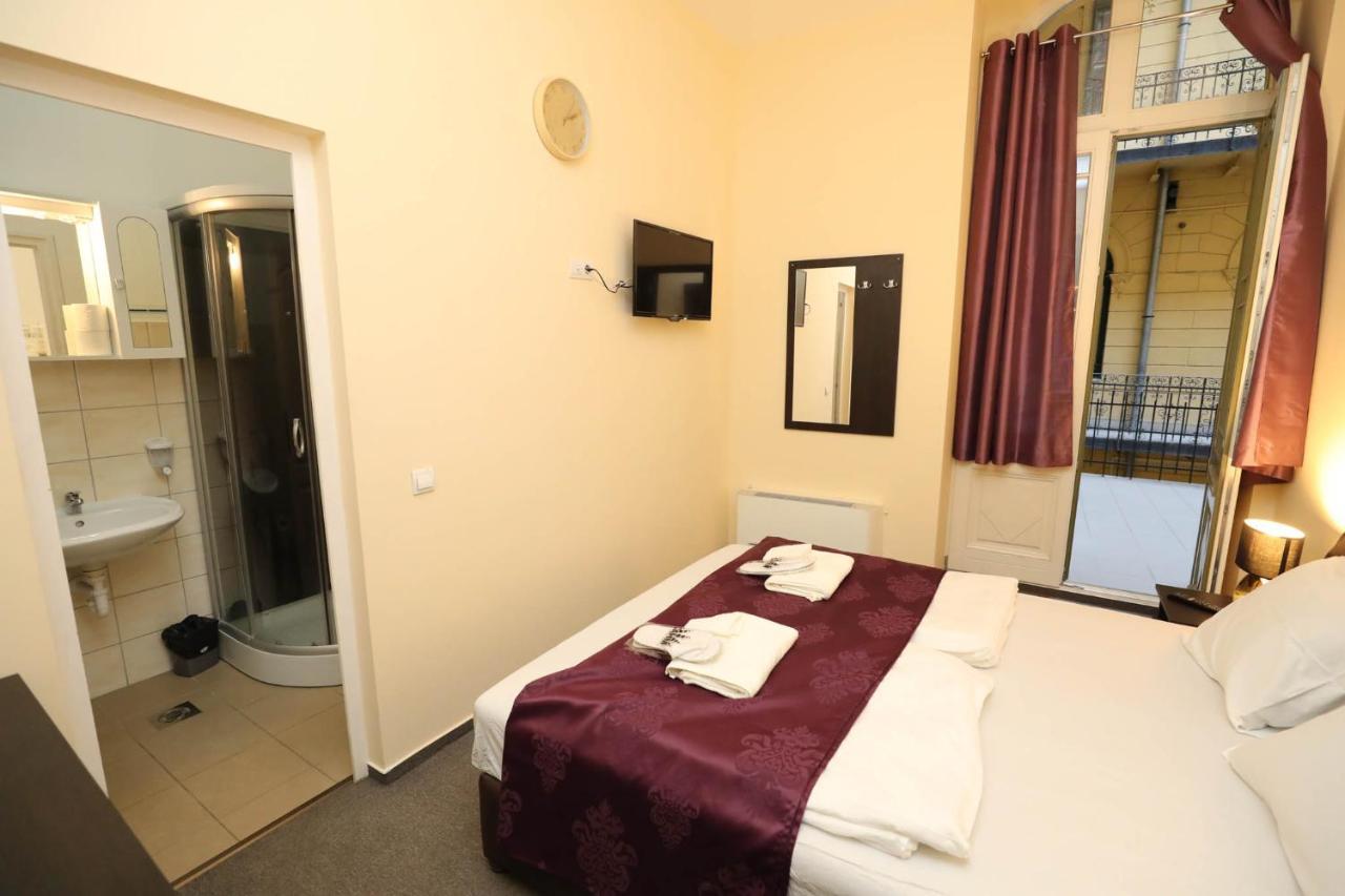 Hotel California Budapest Bagian luar foto